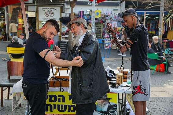 דוכני הנחת תפילין של חב"ד בת"א // צילום: יהושע יוסף